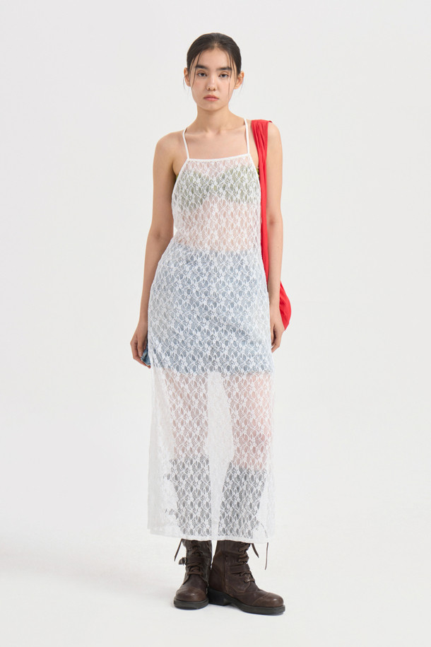 럭키슈에뜨 레이스 레이어링 드레스 (화이트)는 로맨틱하고 미니멀한 스타일을 연출하는 여성용 원피스입니다. 여름 계절에 어울리는 민소매 디자인으로, 얇은 레이스 소재와 슬림핏이 특징입니다. 뒤 X자형 끈 디자인과 신축성 있는 소재로 편안한 착용감을 선사하며, 스윔웨어 또는 이너와 레이어드하여 다양한 스타일을 연출할 수 있습니다. 데이트룩, 휴가룩, 리조트룩으로 활용하기 좋습니다. 스퀘어넥 라인과 레이어드 치마 타입이 드레시한 분위기를 더합니다.
