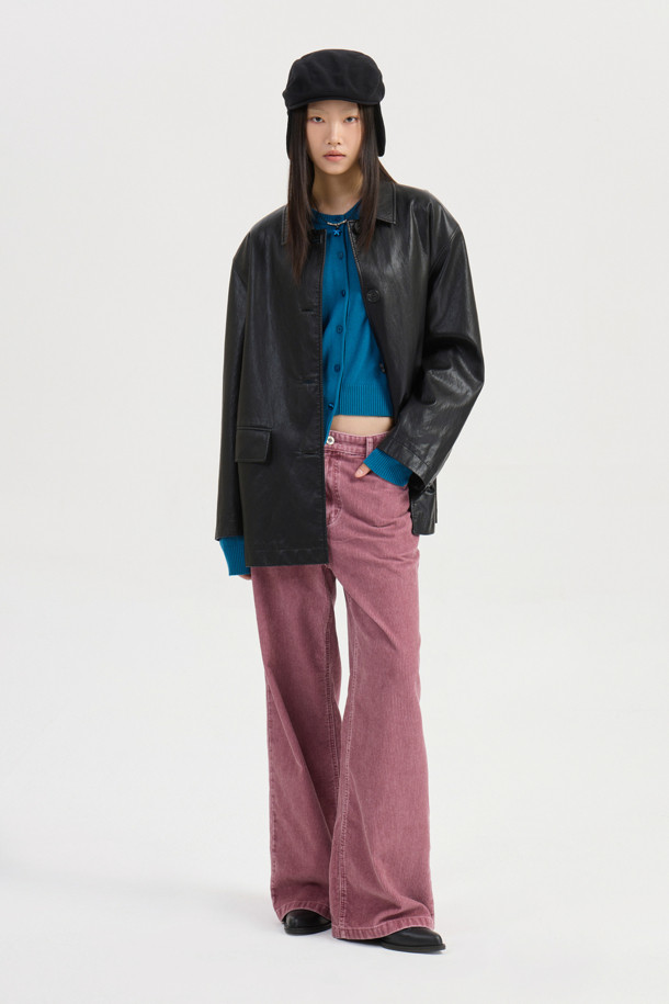 LUCKY CHOUETTE (럭키슈에뜨)의 Chouetties 페이크 레더 재킷 (블랙)입니다. 부드러운 촉감의 인조 가죽 소재로 제작되었으며, 봄, 가을에 착용하기 좋은 두께감입니다. 루즈핏 싱글 버튼 디자인으로 매니시하면서도 캐주얼한 스타일을 연출할 수 있습니다. 어깨 패드가 내장되어 있으며, 양쪽 아웃 포켓과 가먼트 워싱 처리로 디테일을 더했습니다. 출근룩, 모임룩, 데이트룩 등 다양한 TPO에 미니멀, 클래식, 시크한 무드로 활용하기 좋습니다.
