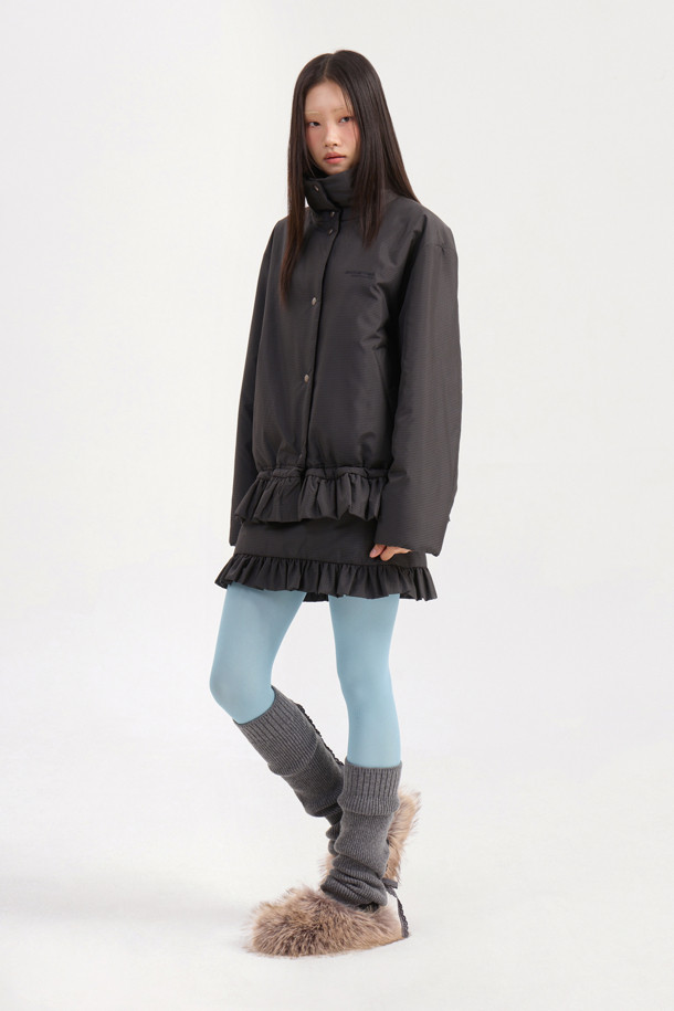 럭키슈에뜨의 Chouetties (슈에티스) Hem Frill Check Padding Skirt (다크 그레이)는 겨울철 캐주얼 룩을 위한 패딩 스커트입니다. 다크 그레이 컬러의 체크 패턴이 돋보이며, 밑단 러플 디테일이 여성스러운 포인트를 더합니다. H라인 핏과 로우라이즈 디자인으로 세련된 실루엣을 연출하며, 두꺼운 두께감으로 따뜻하게 착용할 수 있습니다. 출근룩뿐만 아니라 미니멀, 클래식 스타일에도 잘 어울리는 활용도 높은 아이템입니다.
