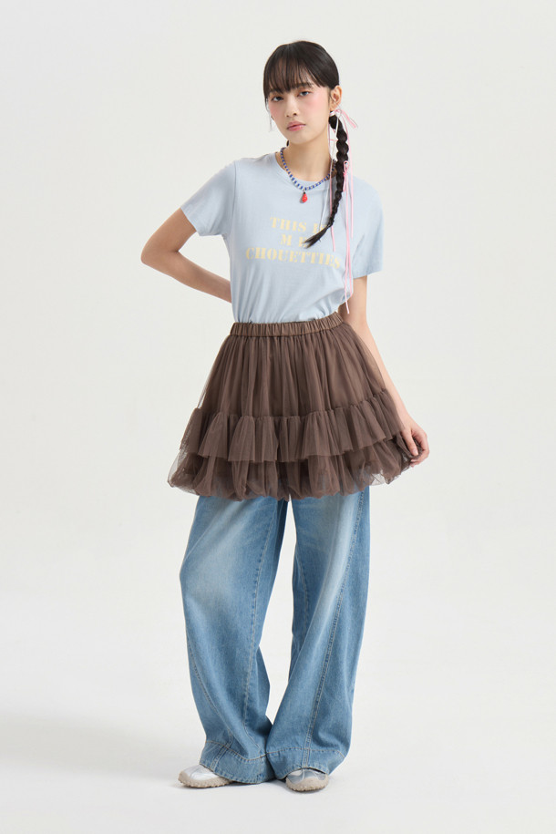 럭키슈에뜨의 Chouetties (슈에티스) 메쉬 볼륨 미니 스커트 (브라운)입니다. 부드러운 촉감의 메쉬 소재로 제작되어 봄, 여름에 시원하게 착용하기 좋습니다. 허리 밴딩과 셔링 디테일이 여성스러운 A라인 실루엣을 더욱 돋보이게 하며, 안감이 있어 비침 걱정 없이 편안하게 입을 수 있습니다. 데이트룩, 카페룩, 여행룩 등 다양한 TPO에 걸리시, 미니멀, 로맨틱 스타일을 연출해보세요.
