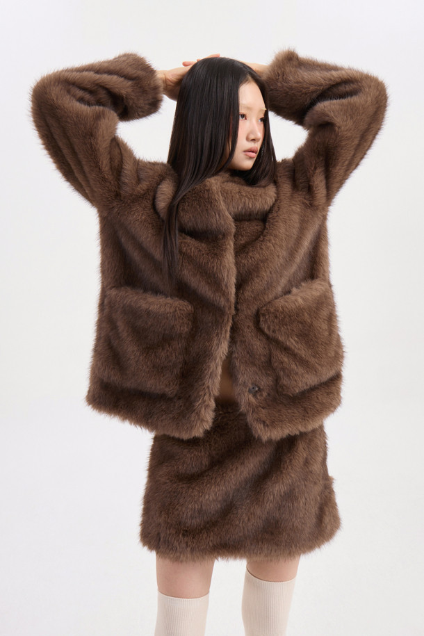 럭키슈에뜨의 슈에티스 페이크 퍼 재킷(브라운)은 출근룩, 오피스룩, 비즈니스 캐주얼에 어울리는 아이템입니다. 클래식, 미니멀, 시크한 스타일을 연출하기에 적합하며, 부드러운 페이크 퍼 소재가 고급스러운 분위기를 더합니다. 브라운 컬러는 따뜻하고 세련된 느낌을 주어 다양한 옷차림에 코디하기 좋습니다. 럭키슈에뜨만의 감각적인 디자인으로, 겨울철 스타일링에 포인트를 더해보세요. 페이크 퍼 재킷으로 시크하고 따뜻한 겨울을 완성하세요.
