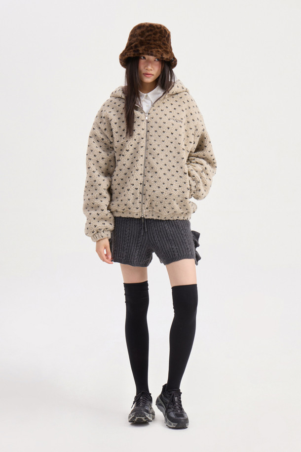 Chouetties by LUCKY CHOUETTE(슈에뜨 바이 럭키슈에뜨)의 페이크 퍼 후드 점퍼(베이지)입니다. 부드러운 플리스와 페이크 퍼 소재로 제작되어 포근하고 따뜻한 착용감을 선사하며, 겨울철은 물론 가을에도 활용하기 좋습니다. 캐주얼, 미니멀, 고프코어 스타일을 아우르는 디자인으로 캠핑룩, 산책룩 등 다양한 TPO에 매치하기 용이합니다. 도트와 하트 패턴이 사랑스러운 분위기를 더하고, 오버핏 실루엣과 후드 디자인으로 편안하면서도 스타일리시하게 연출할 수 있습니다. 투웨이 지퍼, 소매단 및 밑단 밴딩, 레터링 자수, 솔리드 안감 등의 디테일이 돋보이는 두꺼운 두께감의 긴소매 점퍼입니다.
