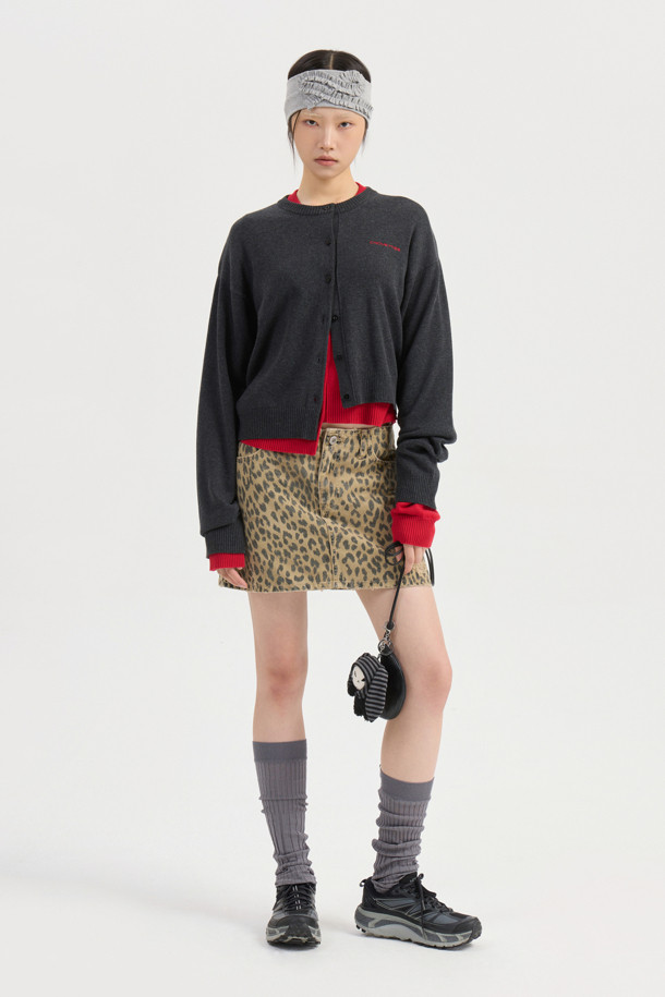 Chouetties by LUCKY CHOUETTE(슈에티 바이 럭키슈에뜨) 레오파드 미니 데님 스커트 (베이지)는 캐주얼과 빈티지 무드를 동시에 연출할 수 있는 여성용 미니스커트입니다. 사계절 활용 가능한 데님 소재의 H라인 핏으로, 로우라이즈 디자인이 특징입니다. 베이지 컬러 바탕에 레오파드 패턴이 돋보이며, 스톤 워싱과 데미지 디테일, 로고 캔톤, 리벳 장식, 레터링 자수 등의 디테일이 더해져 유니크한 매력을 선사합니다. 데이트룩과 쇼핑룩에 어울리는 캐주얼, 클래식, 미니멀 스타일의 아이템입니다.
