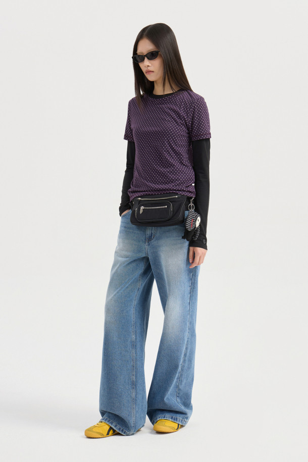 럭키슈에뜨(LUCKY CHOUETTE)의 워싱 와이드 데님 팬츠 (블루)는 캐주얼하고 빈티지한 스타일을 연출하기에 좋은 아이템입니다. 봄, 가을에 어울리는 맥시 기장의 데님 팬츠로, 럭키슈에뜨 로고 캔톤과 리벳 디테일이 돋보입니다. 뒷면에는 슈에띠즈 레터링 자수가 새겨져 있으며, 빈티지 워싱과 사이드 도밍고 워싱으로 포인트를 더했습니다. 와이드 핏으로 편안한 착용감을 제공하며, 동네 마실룩이나 쇼핑룩에 매치하기 좋습니다. 데님 소재 특유의 자연스러운 멋을 살린 이 바지는 레트로 무드를 즐기는 분들께 추천합니다.
