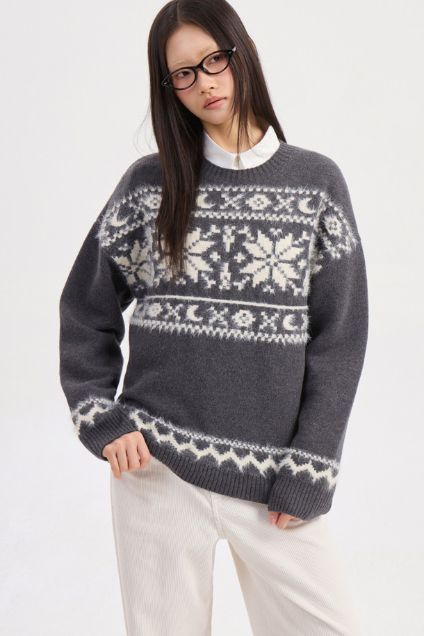 럭키슈에뜨 (LUCKY CHOUETTE)의 Chouetties 워싱 와이드 코듀로이 팬츠 (아이보리)입니다. 캐주얼 스타일의 여성 의류로, 가을과 겨울에 착용하기 좋습니다. 로우라이즈 디자인에 럭키슈에뜨 로고와 Lucky Crescent Moon 자수가 포인트로 더해졌습니다. 와이드핏으로 편안한 착용감을 선사하며, 데이트룩이나 모임룩에 활용하기 좋습니다. 부드러운 코듀로이 소재에 워싱 가공을 거쳐 자연스러운 핏을 연출합니다.
