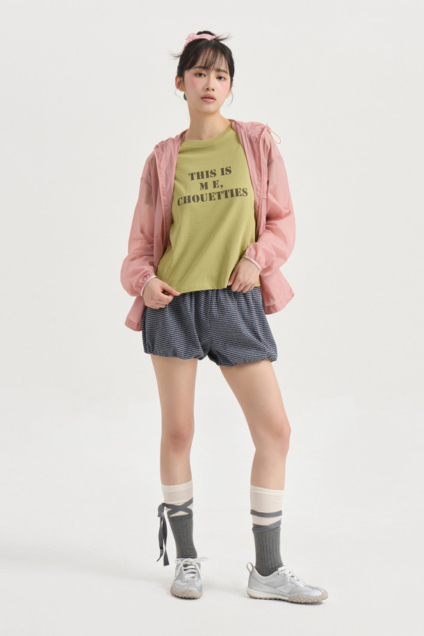 LUCKY CHOUETTE (럭키슈에뜨)의 Chouetties Check Volume Shorts (체크 볼륨 쇼츠) 입니다. 블루 컬러의 여성 숏팬츠로, 캐주얼하고 여성스러운 스타일을 연출합니다. 허리 밴딩과 밑단 밴딩으로 편안한 착용감을 선사하며, 셔링 디테일과 볼륨감 있는 디자인이 특징입니다. 체크 패턴이 돋보이며, 뒷면 라벨 장식으로 포인트를 더했습니다. 동네 마실룩, 카페룩, 봄 소풍룩 등 다양한 TPO에 활용하기 좋은 아이템입니다.
