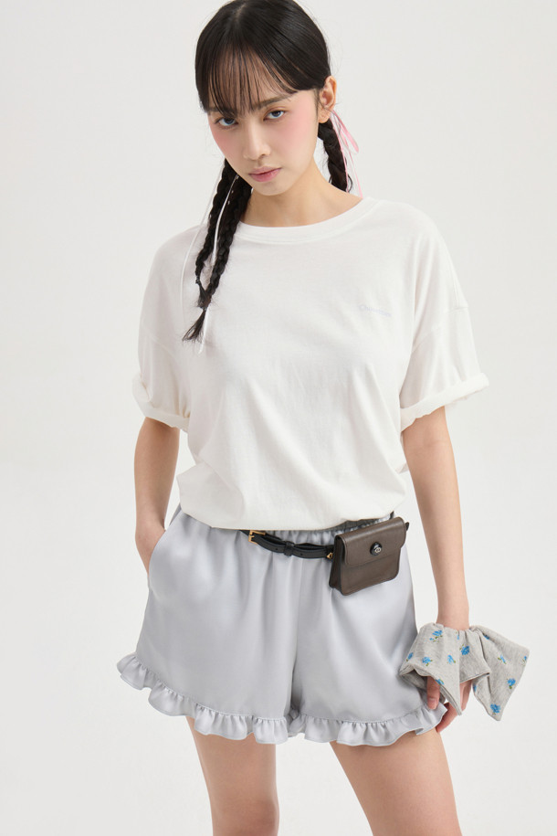 럭키슈에뜨의 Chouetties 프릴 숏팬츠 (실버)는 여성스러운 무드를 연출하는 숏 기장의 프릴 숏팬츠입니다. 은은한 광택감이 돋보이는 사틴 소재에 도트 무늬가 더해져 로맨틱하면서도 미니멀한 스타일을 완성합니다. 밑단 러플 디테일로 포인트를 더했으며, 루즈핏으로 편안한 착용감을 선사합니다. 데이트룩, 카페룩, 휴가룩 등 다양한 TPO에 활용 가능하며, 밴딩 처리로 활동성을 높였습니다. 뒷면에는 럭키슈에뜨 라벨 장식이 돋보입니다.
