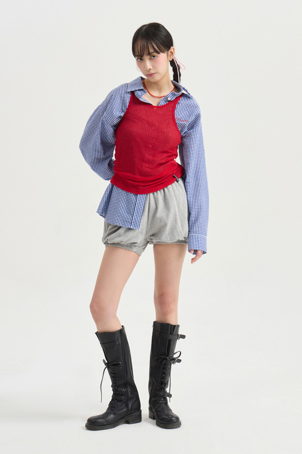 Chouetties by LUCKY CHOUETTE_체크 오버 핏 블라우스 (블루)는 여성용 셔츠/블라우스입니다. 산뜻한 블루 컬러에 체크 패턴으로 캐주얼한 스타일을 연출하며, 봄, 가을에 활용하기 좋습니다. 오버핏으로 편안한 착용감을 제공하며, 셔츠 칼라와 긴 소매 디자인이 특징입니다. 앞 중심 로고 단추와 가슴 부분 레터링 자수가 포인트이며, 아우터로도 활용 가능하여 데이트룩, 카페룩 등 다양한 TPO에 활용 가능합니다. 캐주얼, 클래식, 미니멀 스타일을 즐겨 입는 분들께 추천합니다.
