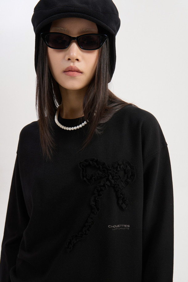 럭키슈에뜨의 Chouetties 리본 포인트 스웨트셔츠(블랙)입니다. 부드러운 면 소재로 제작되었으며, 루즈핏에 라운드넥 디자인으로 편안한 착용감을 선사합니다. 소매와 밑단 시보리 처리, 데미지 워싱, 리본 자수 디테일과 레터링 자수로 포인트를 주어 캐주얼하면서도 빈티지한 스타일을 연출합니다. 봄, 가을, 겨울, 세 계절 모두 활용 가능하며, 동네 마실룩, 집콕룩, 겨울 데일리룩 등 다양한 TPO에 활용하기 좋습니다. 미니멀, 레트로 스타일을 선호하는 여성분들께 추천합니다.
