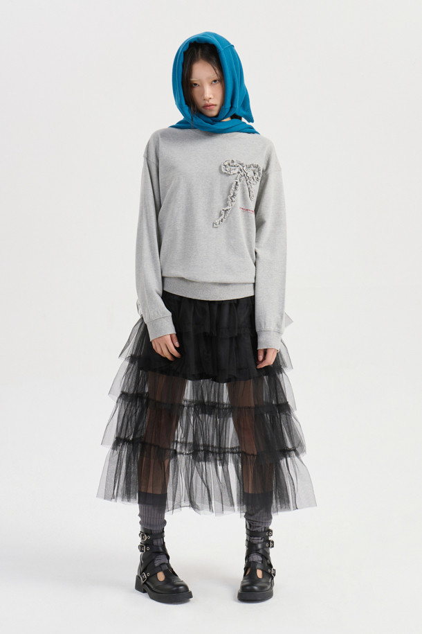 LUCKY CHOUETTE (럭키슈에뜨)의 Chouetties 리본 포인트 스웨트셔츠 (멜란지 그레이)입니다. 부드러운 코튼 미니 쮸리 소재로 제작되어 편안한 착용감을 선사합니다. 캐주얼하고 빈티지한 무드를 연출하며, 루즈핏 디자인으로 활동성을 높였습니다. 소매와 밑단은 시보리 처리되었으며, 볼륨감 있는 리본 자수와 레터링 자수가 포인트로 더해져 사랑스러운 느낌을 줍니다. 봄, 가을 동네 마실룩이나 봄 소풍룩으로 활용하기 좋습니다.
