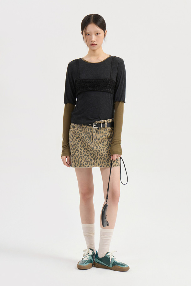 LUCKY CHOUETTE (럭키슈에뜨)의 Chouetties 레이어드 긴팔 티셔츠 (다크 그레이)입니다. 부드러운 레이온과 폴리에스터 혼방 소재로 제작되어 얇고 편안한 착용감을 선사합니다. 슬림핏 라운드넥 디자인에 언밸런스 기장감과 럭키 크레센트 문 와펜 자수 디테일이 특징입니다. 간절기에는 단독으로, 겨울철에는 레이어드하여 데이트룩이나 데일리룩으로 활용하기 좋습니다. 캐주얼, 미니멀 스타일을 즐겨 입는 여성분들께 추천합니다.
