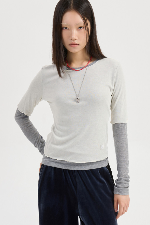 럭키 슈에뜨(LUCKY CHOUETTE)의 Chouetties 레이어링 긴소매 티셔츠(아이보리)입니다. 부드러운 촉감의 레이온과 폴리에스터 혼방 소재로 제작되었으며, 봄, 가을에 착용하기 좋습니다. 슬림핏의 라운드넥 디자인으로, 캐주얼하고 미니멀한 스타일을 연출합니다. 언밸런스 기장과 레이어드 디자인이 특징이며, Lucky Crescent Moon 모티브 자수 디테일로 포인트를 더했습니다. 단독 또는 레이어드하여 데이트룩을 완성해보세요.
