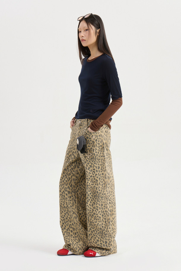 럭키슈에뜨(LUCKY CHOUETTE)의 Chouetties 레이어드 네이비 긴팔 티셔츠입니다. 캐주얼 및 미니멀 스타일을 추구하는 분들을 위한 베이직 아이템으로, 데이트룩과 카페룩에 잘 어울립니다. 부드러운 레이온과 폴리에스터 혼방 소재로 제작되었으며, 슬림핏 라운드넥 디자인입니다. 언밸런스 기장에 럭키 크레센트 문(Crescent Moon) 와펜 자수 디테일이 특징이며, 단독 또는 레이어드하여 다양한 스타일을 연출할 수 있습니다. 봄, 가을, 겨울, 세 계절 모두 활용 가능하며, 편안한 착용감을 선사합니다.
