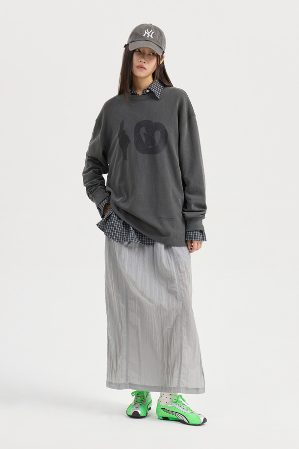 LUCKY CHOUETTE (럭키 슈에뜨)의 Chouetties 그래픽 루즈핏 피그먼트 긴소매 티셔츠 (그레이)입니다. 캐주얼과 빈티지 스타일을 연출하며, 봄, 가을, 겨울 계절에 폭넓게 활용할 수 있습니다. 넉넉한 루즈핏과 라운드넥 디자인으로 편안한 착용감을 선사하며, 면 소재로 제작되어 부드러운 촉감을 느낄 수 있습니다. 피그먼트 워싱 가공과 소매단 시보리 처리로 디자인의 완성도를 높였습니다. 단독 드라이클리닝을 권장하며, 물빠짐 및 이염에 주의하여 관리해야 합니다. 동네 마실룩이나 겨울 데일리룩에 미니멀한 스타일을 더해보세요.
