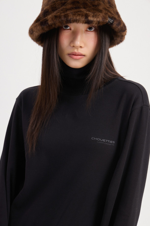 LUCKY CHOUETTE (럭키슈에뜨)의 Chouetties (슈에띠즈) 허리 스트링 하이넥 티셔츠 (블랙)입니다. 부드러운 코튼과 폴리에스터 혼방 소재로 제작되어 편안한 착용감을 선사합니다. 루즈핏 디자인에 하이넥으로 포인트를 더했으며, 허리 스트링으로 핏을 조절하여 다양한 스타일 연출이 가능합니다. 소매단과 밑단 배색, 슈에띠즈 레터링 프린트로 캐주얼하면서도 베이직한 스타일을 완성합니다. 사계절 내내 활용 가능한 웨어러블한 디자인의 긴소매 티셔츠입니다.
