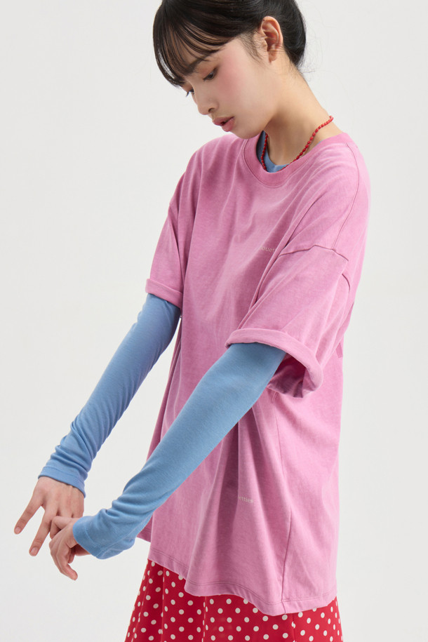 Chouetties by LUCKY CHOUETTE (슈에티 바이 럭키슈에뜨) 백 프린트 루즈 핏 반팔 티셔츠는 캐주얼하고 빈티지한 스타일을 추구하는 유니섹스를 위한 상의입니다. 봄, 여름 시즌에 어울리는 바이올렛 컬러의 라운드넥 티셔츠로, 오버핏과 루즈핏으로 편안한 착용감을 선사합니다. 부드러운 면 소재로 제작되었으며, 가슴 부분의 레터링 프린트와 뒷면의 크랙 효과 프린트가 돋보이는 디자인입니다. 동네 마실룩이나 여행룩에 활용하기 좋으며, 워싱 가공으로 빈티지한 무드를 더했습니다.
