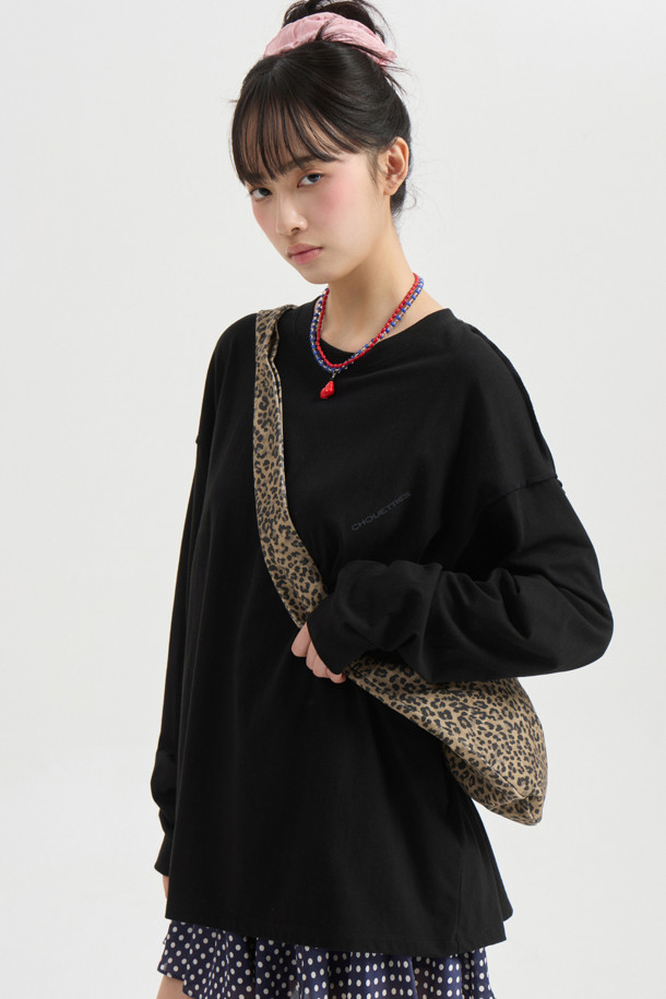 LUCKY CHOUETTE (럭키슈에뜨)의 Chouetties (슈에띠즈) 루즈핏 롱 티셔츠 (블랙)입니다. 캐주얼 스타일의 여성 긴팔 티셔츠로, 봄, 가을에 입기 좋습니다. 라운드넥에 루즈핏으로 편안하게 착용할 수 있으며, 가슴 부분에 슈에띠즈 레터링 프린트가 포인트입니다. 어깨와 암홀 라인 봉제 디테일이 돋보이며, 다양한 하의와 매치하여 동네 마실룩, 봄 소풍룩 등 미니멀하고 캐주얼한 스타일을 연출할 수 있습니다. 블랙 컬러로 어떤 옷에도 잘 어울리는 데일리 아이템입니다.

