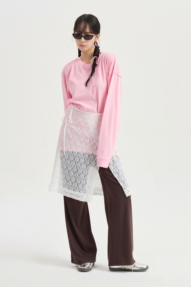 슈에티즈 바이 럭키 슈에뜨_루즈 핏 롱 티셔츠 (핑크)는 편안한 착용감과 스타일리시함을 동시에 갖춘 여성 티셔츠입니다. 핑크 컬러의 라운드넥 긴소매 티셔츠로, 봄, 가을에 캐주얼하게 착용하기 좋습니다. 루즈핏 디자인으로 박시한 실루엣을 연출하며, 가슴 부분의 슈에띠즈 레터링 프린트가 포인트를 더합니다. 어깨와 암홀 라인 봉제 디테일이 돋보이며, 데이트룩, 카페룩 등 다양한 TPO에 활용 가능합니다. 미니멀하면서도 개성 있는 스타일을 완성할 수 있는 아이템입니다.
