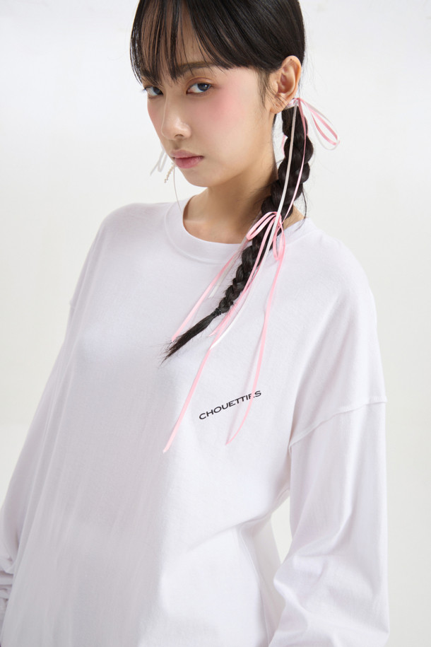 럭키슈에뜨 by 슈에띠즈_루즈 핏 롱 티셔츠 (화이트)는 캐주얼 스타일을 연출하기에 좋은 여성 긴팔 티셔츠입니다. 라운드넥 디자인에 가슴 부분 슈에띠즈 레터링 프린트가 돋보이며, 어깨와 암홀 라인 봉제 디테일이 특징입니다. 루즈핏과 박시핏으로 편안한 착용감을 선사하며, 봄, 가을 시즌 데일리룩으로 활용하기 좋습니다. 동네 마실룩이나 카페룩 등 다양한 TPO에 맞춰 캐주얼하고 미니멀한 스타일링을 완성해보세요. 다양한 아이템과 매치하여 개성 있는 스타일을 연출할 수 있습니다.
