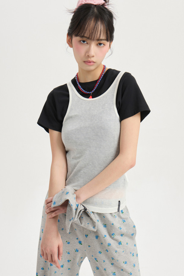 **Chouetties by 럭키슈에뜨 레이어링 민소매 티셔츠**

**Chouetties by 럭키슈에뜨**의 레이어링 민소매 티셔츠는 부드러운 촉감의 울과 레이온 혼방 소재로 제작되어 편안한 착용감을 선사합니다. 슬림핏 디자인에 라운드넥으로 깔끔함을 더했으며, 얇은 두께감과 시어한 소재가 특징입니다. 베이직한 스타일로 다양한 레이어드 연출이 가능하며, 밑단에는 럭키슈에뜨 라벨 장식이 포인트로 더해졌습니다. 데이트룩, 카페룩, 쇼핑룩 등 다양한 TPO에 미니멀, 클래식, 캐주얼 스타일로 활용하기 좋은 아이템입니다. 화이트 컬러의 무지 디자인으로 어떤 룩에도 쉽게 매치할 수 있습니다.
