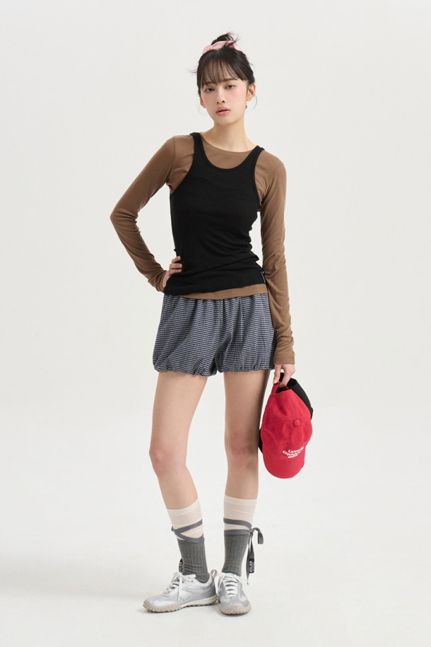 LUCKY CHOUETTE (럭키슈에뜨)의 Chouetties 쉬어 슬림핏 긴팔 티셔츠(브라운)입니다. 부드러운 촉감의 울과 레이온 혼방 소재로 제작되어 봄, 가을에 착용하기 좋습니다. 슬림핏 라운드넥 디자인에 얇은 두께감과 시어한 소재로 여성스러운 분위기를 연출하며, 레이어드 스타일링에도 용이합니다. 베이직한 디자인으로 데이트룩, 카페룩 등 다양한 TPO에 활용 가능하며, 밑단 장식 라벨이 포인트입니다. 클래식, 미니멀, 캐주얼 스타일을 즐겨 입는 여성분들께 추천합니다.
