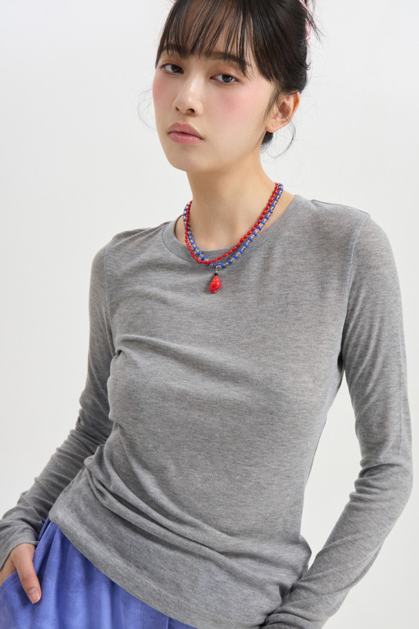 럭키슈에뜨의 Chouetties (슈에티) 멜란지 그레이 슬림핏 긴소매 티셔츠입니다. 부드러운 촉감의 울과 레이온 혼방 소재로 제작되어 봄, 가을에 활용하기 좋습니다. 시어한 소재감과 슬림핏 디자인으로, 데이트룩이나 카페룩 등 다양한 TPO에 맞춰 미니멀, 클래식, 캐주얼 스타일을 연출할 수 있습니다. 밑단 장식 라벨이 포인트로, 레이어드 스타일링에도 용이합니다. 라운드넥 디자인에 얇은 두께감으로 편안하게 착용 가능합니다.
