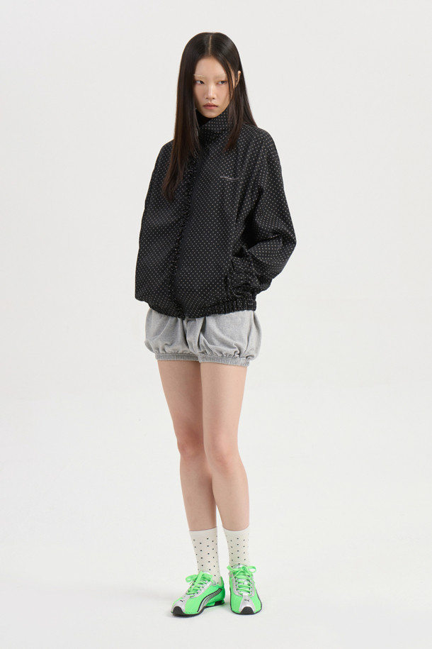 LUCKY CHOUETTE (럭키슈에뜨)의 도트 패턴 프릴 포인트 점퍼는 블랙 컬러의 여성용 아우터입니다. 가볍고 부드러운 나일론 소재로 제작되어 봄, 가을 간절기에 착용하기 좋습니다. 지퍼형 여밈 방식과 루즈핏 디자인으로 편안한 착용감을 선사하며, 프릴 디테일과 레터링 프린트가 돋보입니다. 소매와 밑단 밴딩 처리로 활동성을 높였으며, 슈롱이 파우치 세트가 포함되어 실용적입니다. 캐주얼, 미니멀, 걸리시 스타일을 즐기는 분들께 동네 마실룩, 쇼핑룩, 봄 소풍룩으로 추천합니다.
