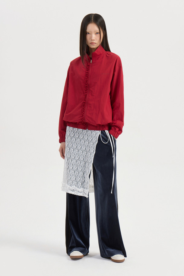 럭키슈에뜨(LUCKY CHOUETTE)의 Chouetties 도트 패턴 프릴 포인트 점퍼 (레드)입니다. 캐주얼하고 걸리시한 스타일로, 봄, 가을에 데이트룩, 동네 마실룩, 봄 소풍룩에 매치하기 좋습니다. 얇은 두께의 나일론 소재로 제작되어 부드러운 촉감을 선사하며, 루즈핏으로 편안하게 착용할 수 있습니다. 지퍼형 여밈 방식에 긴 소매, 소매와 밑단 밴딩 처리로 활동성을 더했습니다. 프릴 디테일과 레터링 프린트가 포인트이며, 슈롱이 파우치와 세트 구성으로 실용성까지 갖춘 아이템입니다.
