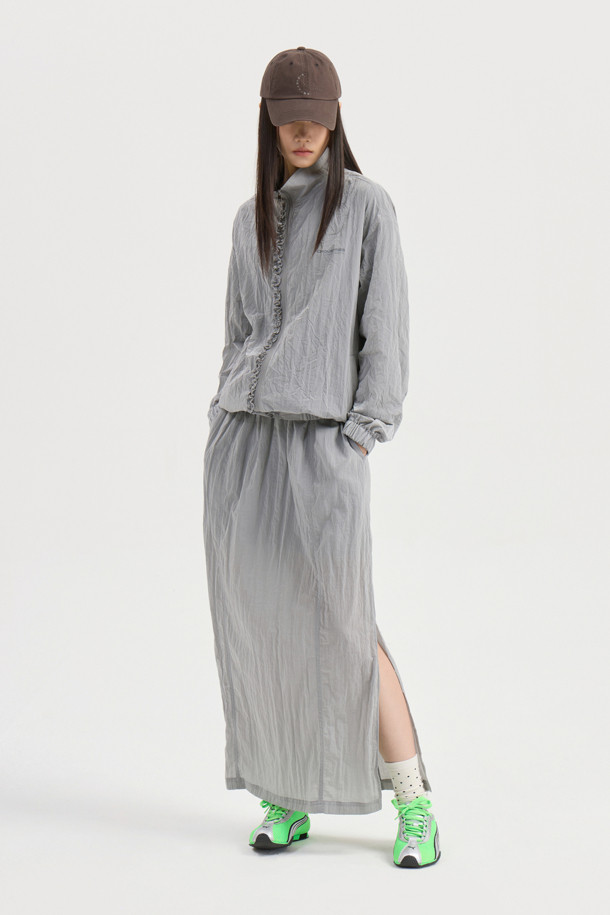 LUCKY CHOUETTE (럭키슈에뜨)의 Dot Pattern Frill Point Jumper (도트 패턴 프릴 포인트 점퍼, 실버)는 여성스러운 캐주얼 스타일을 완성하는 점퍼입니다. 가볍고 시원한 나일론 소재로 제작되어 봄, 가을에 착용하기 좋으며, 루즈핏으로 편안한 착용감을 선사합니다. 섬세한 프릴 디테일과 도트 패턴이 귀엽고 걸리시한 무드를 연출하며, 소매와 밑단 밴딩 처리로 활동성을 더했습니다. 레터링 프린트가 포인트이며, 슈롱이 파우치와 세트 구성되어 실용성을 높였습니다. 동네 마실룩, 봄 소풍룩, 여행룩 등 다양한 TPO에 활용해보세요.
