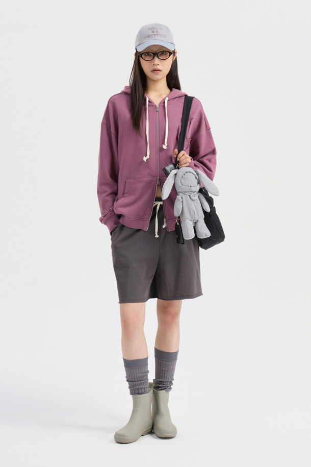 LUCKY CHOUETTE (럭키슈에뜨)의 Chouetties (슈에티스) Moon Point 후드 점퍼 (퍼플)입니다. 부드러운 면 소재로 제작되어 편안한 착용감을 선사하며, 봄, 가을 시즌에 적합합니다. 캐주얼, 미니멀, 스트리트 스타일을 아우르며 동네 마실룩, 봄 소풍룩, 캠핑룩 등 다양한 TPO에 활용하기 좋습니다. 루즈핏에 레귤러 기장으로 편안하게 착용 가능하며, 달 패치 자수와 시보리 처리된 소매와 밑단, 그리고 후드 디자인이 특징입니다. 투웨이 지퍼로 실용성을 더했으며, 럭키 크레센트 문 모티브가 돋보입니다.
