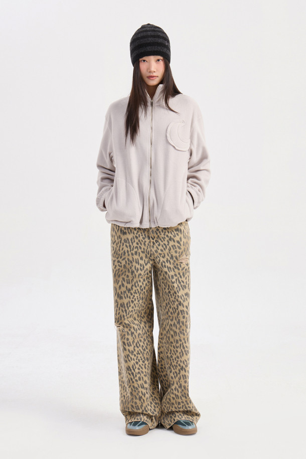 럭키슈에뜨의 Chouetties (슈에티스) by LUCKY CHOUETTE_Moon Motive 플리스 점퍼 (라이트 베이지)는 캐주얼 무드의 여성용 아우터입니다. 가을과 겨울, 일상에서 산책룩, 캠핑룩 등 다양한 TPO에 활용 가능하며, 미니멀, 고프코어 스타일을 연출하기 좋습니다. 부드러운 플리스 소재에 두꺼운 두께감으로 따뜻함을 더하고, 루즈핏 디자인으로 편안한 착용감을 제공합니다. 소매단 밴딩과 밑단 스트링, 네크라인 테이프 처리, 그리고 Lucky Crescent Moon 모티브 패치가 포인트입니다. 지퍼형 여밈 방식과 긴 소매 기장으로 실용성을 높였습니다.
