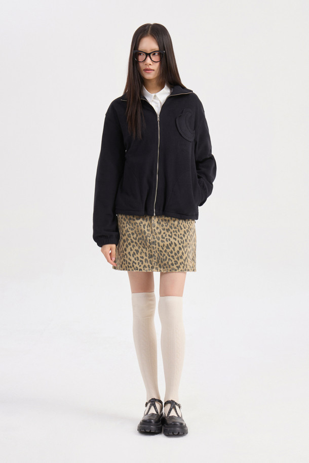 LUCKY CHOUETTE (럭키슈에뜨)의 Chouetties (슈에뜨) Moon Motive 플리스 점퍼 (블랙)는 캐주얼 무드의 여성용 아우터입니다. 부드러운 플리스 소재와 두꺼운 두께감으로 가을, 겨울 시즌 따뜻하게 착용할 수 있으며, 루즈핏 디자인으로 편안한 착용감을 선사합니다. 지퍼형 여밈 방식에 소매단 밴딩 처리와 밑단 스트링 디테일로 활동성을 더했고, Lucky Crescent Moon 모티브 패치 자수와 네크라인 테이프 처리로 포인트를 주었습니다. 캠핑룩, 산책룩 등 다양한 TPO에 활용 가능하며, 캐주얼, 미니멀, 고프코어 스타일을 즐기는 분들에게 추천합니다.
