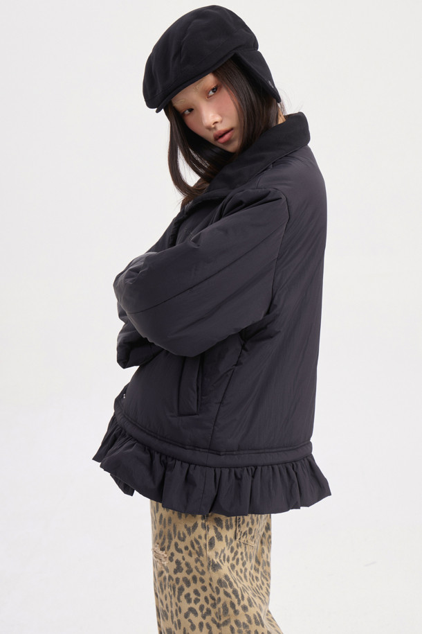 럭키슈에뜨의 Chouetties (슈에티스) Hem Frill Padding Jumper (블랙)은 겨울철 여성의 스타일을 책임질 패딩 점퍼입니다. 캐주얼, 미니멀, 걸리시 무드를 넘나드는 디자인으로 여행룩, 캠핑룩 등 다양한 TPO에 활용하기 좋습니다. 가볍고 따뜻한 나일론 소재에 오버핏 크롭 기장으로 편안함과 트렌디함을 동시에 잡았습니다. 밑단 셔링, 스트링, 로고 프린트, 솔리드 안감 등 섬세한 디테일이 돋보이며, 스냅 여밈 방식으로 간편하게 착용할 수 있습니다.
