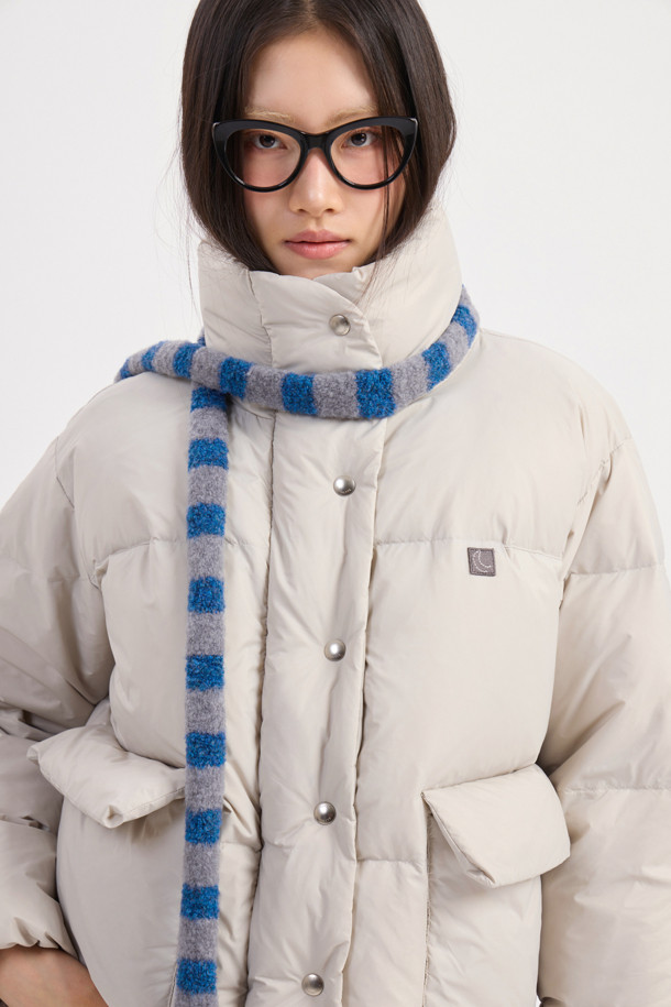 럭키슈에뜨 크롭 덕다운 점퍼는 캐주얼, 빈티지 스타일을 즐기는 분들을 위한 겨울철 필수 아이템입니다. 라이트 베이지 컬러의 무지 디자인으로 어떤 스타일에도 쉽게 매치할 수 있으며, 여행룩, 캠핑룩, 미니멀, 고프코어 스타일 연출에도 적합합니다. 덕다운(솜털 80%, 깃털 20%) 충전재(240g)와 두꺼운 두께감으로 보온성을 높였으며, 루즈핏 크롭 기장으로 트렌디함을 더했습니다. 빅 아웃포켓, 금속 지퍼, 럭키 크레센트 문 모티브 와펜 디테일이 돋보이며, 은은한 광택감이 고급스러운 분위기를 자아내는 긴소매 점퍼입니다.
