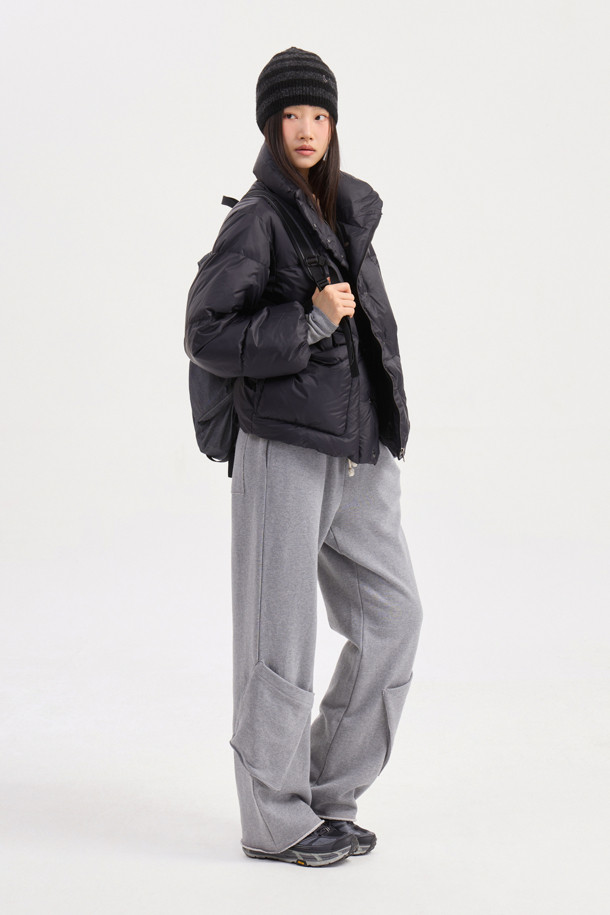 럭키슈에뜨의 Chouetties(슈에티) 크롭 덕다운 점퍼는 겨울철 캐주얼 스타일을 완성하는 여성 의류입니다. 블랙 색상의 무지 디자인으로, 은은한 광택감이 돋보이며 루즈핏의 편안한 착용감을 선사합니다. 덕다운(솜털 80%, 깃털 20%) 충전재(240g)와 빅 아웃포켓, 럭키 크레센트 문 모티브 와펜 디테일이 특징입니다. 지퍼와 스냅 버튼으로 여밈이 가능하며, 긴 소매와 두꺼운 두께감으로 보온성을 높였습니다. 일상에서 따뜻하고 스타일리시하게 연출할 수 있는 아이템입니다.
