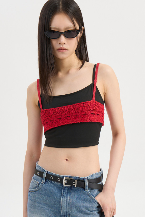 Chouetties by LUCKY CHOUETTE_뷔스티에 니트 탑(레드)은 캐주얼, 로맨틱, 미니멀 스타일을 모두 아우르는 여성 의류입니다. 봄, 여름 시즌에 어울리는 얇은 두께감과 부드러운 촉감의 코튼, 레이온 혼방 소재로 제작되었습니다. 뒷면 끈으로 오픈/클로징이 가능하며, 메탈사가 믹스되어 은은한 포인트를 더합니다. 망사 패턴과 크롭 기장의 민소매 디자인으로, 데이트룩, 카페룩, 휴가룩 등 다양한 TPO에 레이어드하여 개성 있는 스타일을 연출할 수 있습니다. 초승달 모티브 디자인이 돋보이는 슬림핏 뷔스티에 탑입니다.
