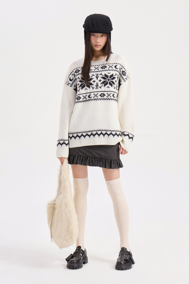 LUCKY CHOUETTE (럭키슈에뜨)의 노르딕 패턴 니트 풀오버 (아이보리)입니다. 부드러운 울 혼방 소재로 제작되어 가을, 겨울 시즌에 따뜻하게 착용할 수 있습니다. 라운드넥에 긴소매, 루즈핏 실루엣으로 편안한 착용감을 선사하며, 캐주얼, 클래식, 미니멀한 스타일을 연출하기 좋습니다. 럭키슈에뜨의 시그니처, Lucky Crescent Moon 모티브가 돋보이며 모임룩으로도 활용 가능한 매력적인 디자인입니다. 두꺼운 두께감으로 보온성을 높였으며, 아이보리 컬러의 노르딕 패턴이 포근한 분위기를 더합니다.
