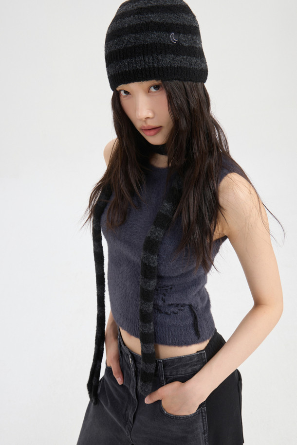 LUCKY CHOUETTE (럭키슈에뜨)의 Chouetties Wing Yarn 니트 베스트 (다크 블루)입니다. 슬림핏으로 떨어지는 크롭 기장의 여성 니트 베스트로, 봄, 가을에 착용하기 좋습니다. 헤어리한 촉감의 나일론 소재로 제작되었으며, 와이드한 U넥 디자인과 얇은 두께로 편안하게 착용할 수 있습니다. 럭키 크레센트 문 모티브 자수 포인트가 특징이며, 데이트룩, 봄 소풍룩 등 다양한 TPO에 활용 가능합니다. 단독 또는 이너 레이어드로 스타일리시하게 연출할 수 있으며, 캐주얼, 미니멀, 클래식 스타일을 즐겨 입는 분들께 추천합니다.
