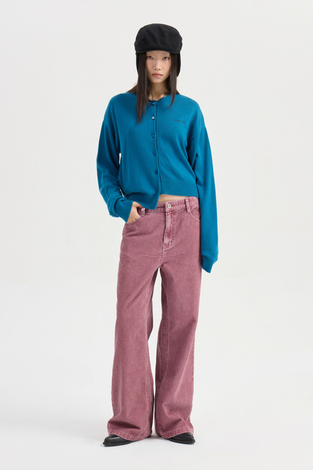 럭키슈에뜨의 Chouetties(슈에티) 언밸런스 니트 가디건 (블루)입니다. 아크릴과 코튼 혼방 소재로 제작되어 부드러운 촉감을 자랑하며, 가을, 겨울 시즌에 따뜻하게 착용할 수 있습니다. 캐주얼 스타일의 라운드넥 긴소매 가디건으로, 언밸런스한 기장감과 레터링 패턴이 특징입니다. 세 가지 모양의 믹스 단추 디테일이 돋보이며, 루즈핏으로 편안하게 착용 가능한 데일리 아이템입니다.
