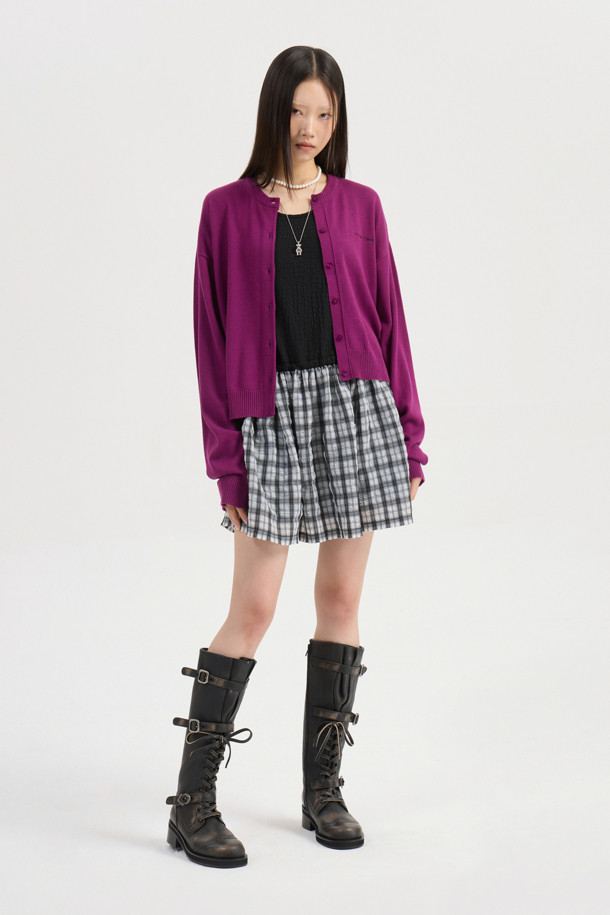 [Re-Order] 럭키슈에뜨_언밸런스 니트 가디건 (퍼플)은 부드러운 아크릴과 코튼 혼방 소재로 제작되어 봄, 가을에 착용하기 좋은 여성 니트 가디건입니다. 라운드넥에 긴 소매, 루즈핏으로 편안한 착용감을 선사하며, 언밸런스 기장과 레터링 자수 포인트가 캐주얼한 무드를 더합니다. 세 가지 모양의 믹스된 단추가 디자인의 묘미를 살리고, 데이트룩, 카페룩, 봄 소풍룩 등 다양한 TPO에 활용 가능합니다. 미니멀, 로맨틱 스타일을 선호하는 분들께 추천하며, 캐주얼한 스타일링에 포인트를 더해줍니다.
