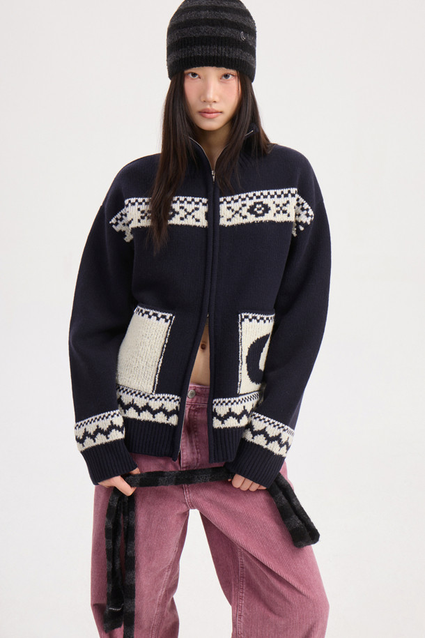 [Re-Order] 럭키슈에뜨_노르딕 패턴 하이넥 가디건 (다크 네이비)는 여성 의류로, 가을과 겨울에 따뜻하게 입을 수 있는 니트/스웨터입니다. 다크 네이비 컬러에 캐주얼, 빈티지 스타일을 더한 루즈핏 가디건으로, 하이넥 디자인과 긴 소매가 특징입니다. 두꺼운 울 소재로 제작되어 부드러운 촉감을 선사하며, 노르딕 패턴이 돋보입니다. 투웨이 지퍼와 아웃포켓 디테일, 럭키 크레센트 문 모티브가 돋보이며, 출근룩이나 모임룩, 캐주얼, 클래식, 미니멀 스타일 모두 소화 가능합니다.
