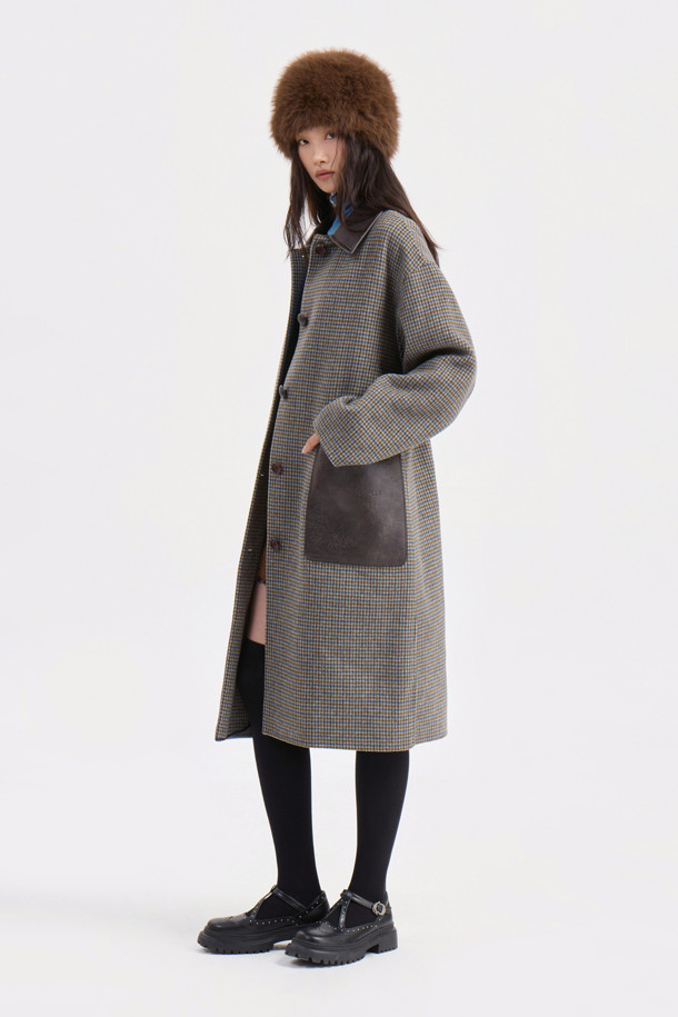 브라운 컬러의 Fake Leather Collar Check 롱 코트입니다. 클래식 무드의 체크 패턴과 코쿤핏으로 세련된 실루엣을 연출합니다. 두꺼운 두께감과 부드러운 촉감의 인조 가죽과 체크 원단 소재로 제작되었으며, 롱 코트 타입으로 가을, 겨울 시즌에 따뜻하게 착용할 수 있습니다. 카라와 포켓 부분의 워시드 가죽 디테일, 럭키 로고 패턴 안감, 두 종류의 버튼 믹스가 돋보입니다. 오피스룩, 모임룩, 데이트룩 등 다양한 TPO에 클래식, 미니멀, 시크 스타일로 활용해보세요.
