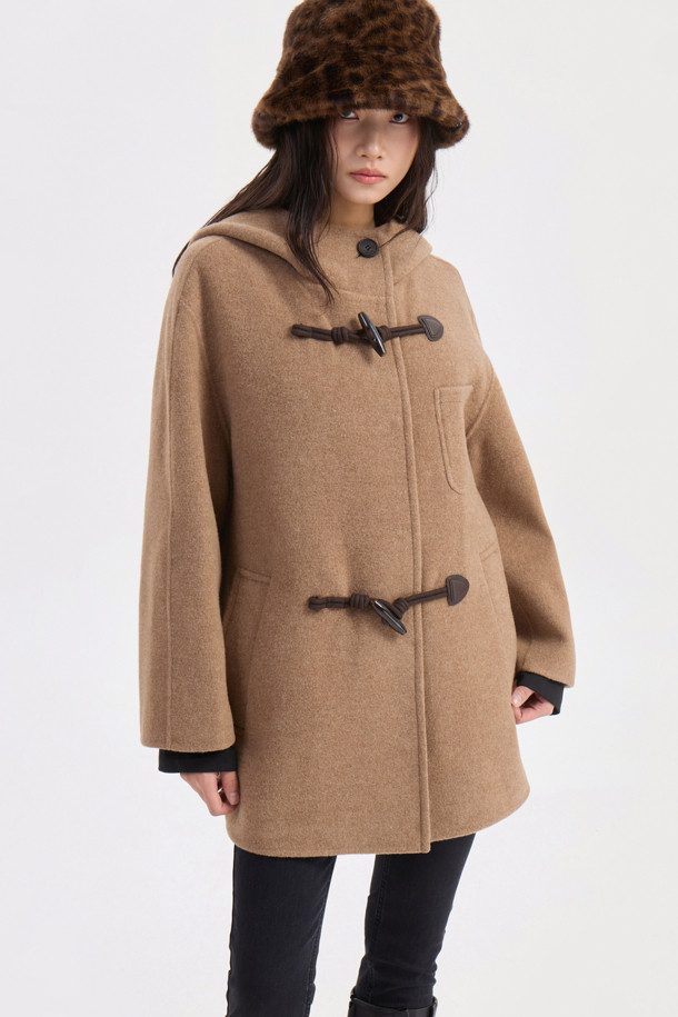 캐시미어 소재의 부드러운 촉감이 돋보이는 토글 후드 코트입니다. 낙타색(camel) 컬러의 루즈핏 디자인으로, 가을과 겨울에 따뜻하고 편안하게 착용할 수 있습니다. 히든 스냅과 토글 여밈 방식을 갖추었으며, 긴 소매와 하프 기장으로 제작되었습니다. 코트 안감에는 럭키(LUCKY) 로고 패턴이 적용되어 캐주얼하면서도 클래식한 무드를 연출합니다.
