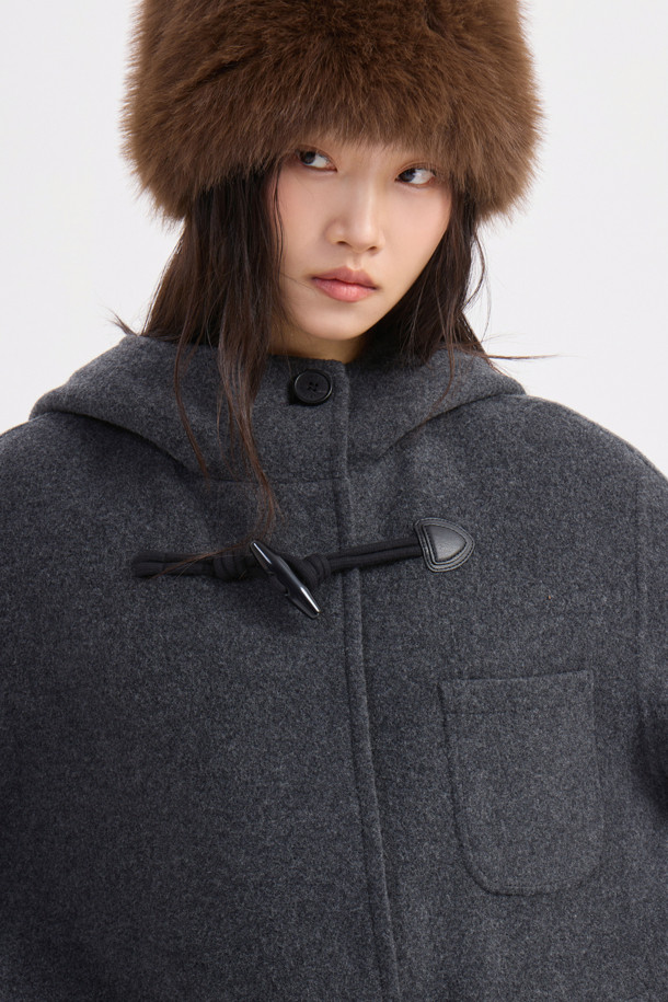 **토글 후드 코트 (grey)**는 캐시미어와 울 소재 혼방으로 제작되어 부드러운 촉감과 두꺼운 두께감으로 따뜻함을 선사하는 여성용 후드 코트입니다. 루즈핏 디자인과 하프 기장으로 편안한 착용감을 제공하며, 캐주얼, 클래식, 미니멀 스타일 모두 소화 가능합니다. 히든 스냅과 토글 여밈 방식, 긴소매 디자인으로 실용성을 더했으며, 안감에는 LUCKY 로고가 더해져 고급스러움을 더했습니다. 출근룩과 모임룩 모두에 어울리는 활용도 높은 아이템으로, 필링에 유의하여 관리하면 오랫동안 즐겨 입을 수 있습니다.
