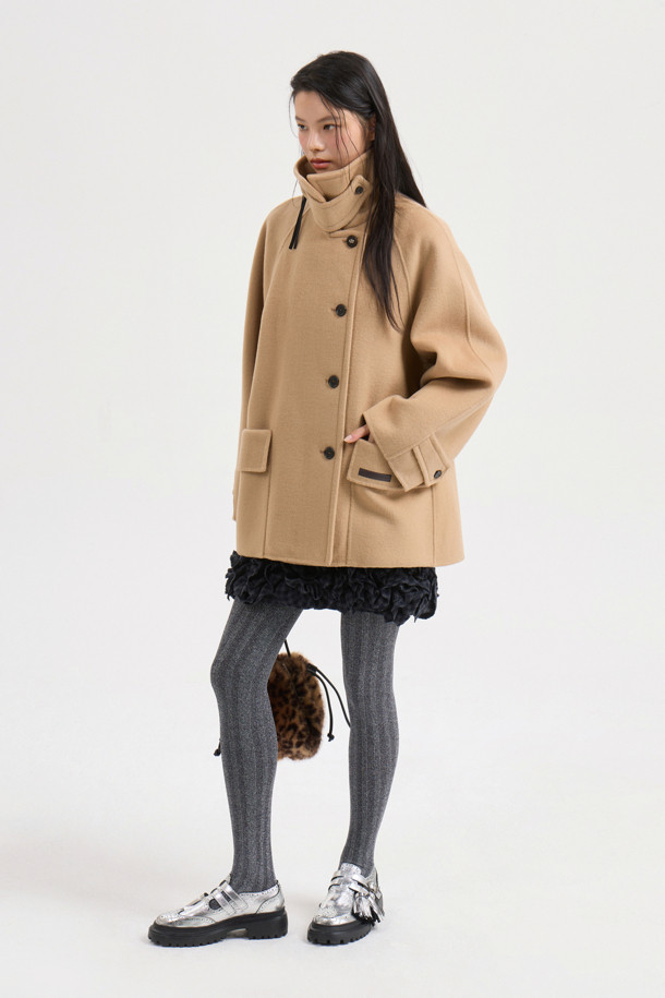 [Re-Order] 버클 칼라 하프 코트는 여성 고객을 위한 아우터입니다. 가을과 겨울에 착용하기 좋으며, 클래식하고 베이직한 스타일을 연출합니다. 라이트 베이지 컬러의 무지 디자인으로, 힙을 덮는 하프 기장감과 오버핏으로 편안하게 착용할 수 있습니다. 캐시미어 10% 블렌디드 소재로 부드러운 촉감을 선사하며, 빅 사이즈 아웃포켓과 럭키 로고 패턴 안감으로 포인트를 더했습니다. 출근룩, 오피스룩, 모임룩 등 다양한 TPO에 활용 가능하며, 클래식, 미니멀, 시크 스타일을 즐기는 고객에게 추천합니다.
