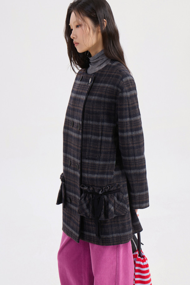 다크 네이비 컬러의 라운드 넥 프릴 디테일 더블 코트입니다. 캐시미어와 울 혼방 소재로 제작되어 부드러운 촉감과 뛰어난 보온성을 제공하며, 가을/겨울 시즌에 착용하기 좋습니다. 페미닌한 무드의 루즈핏으로, 톤온톤 체크 패턴과 로고 단추, 리본 디테일이 돋보입니다. 안감은 로고 패턴으로 마감되었으며, 더블 버튼 여밈과 긴 소매 기장으로 클래식하고 여성스러운 스타일을 연출합니다. 오피스룩, 모임룩, 데이트룩 등 다양한 TPO에 활용할 수 있습니다.
