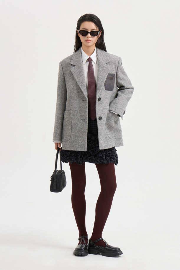 세련된 무드의 Suede Pocket 재킷형 코트(grey)입니다. 알파카, 캐시미어, 스웨이드 혼방 소재로 제작되어 가볍고 따뜻하며, 가을, 겨울 시즌에 착용하기 좋습니다. 매니쉬, 캐주얼, 유니크한 스타일을 연출하며, 헤링본 패턴과 힙 기장의 오버핏으로 트렌디함을 더했습니다. 소뿔 단추, 스웨이드 포켓, 가죽 와펜 장식, 레터링 테이프, 턴업 소매, 럭키 로고 패턴 안감 디테일이 돋보입니다. 겨울 데일리룩, 모임룩, 출근룩 등 다양한 TPO에 캐주얼, 클래식, 미니멀한 무드로 활용할 수 있습니다.
