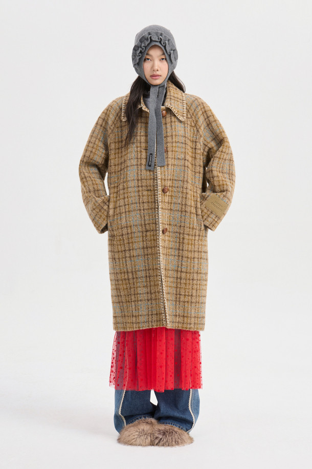 **Handlee 자수 체크 코트 (브라운)**는 가을과 겨울, 당신의 스타일을 책임질 여성용 코트입니다. 부드러운 알파카 혼방 소재와 두꺼운 두께감으로 따뜻하고 포근한 착용감을 선사하며, 무릎 기장의 코쿤핏으로 편안하면서도 세련된 실루엣을 연출합니다. 캐주얼, 클래식, 미니멀 스타일 모두 소화 가능한 활용도 높은 아이템으로, 출근룩이나 모임룩에 돋보이는 포인트를 더해줍니다. 브라운 컬러의 체크 패턴에 자수 장식과 LUCKY 로고 패턴 안감, 카라 디테일, 혼합 단추를 사용하여 디테일까지 놓치지 않았습니다.
