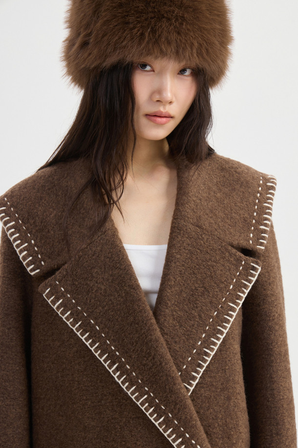 세일러 디자인의 스티치 자수 브라운 코트입니다. 울 소재에 두꺼운 두께감으로 가을, 겨울 시즌 따뜻하게 착용 가능하며, 오버핏으로 제작되어 편안한 착용감을 선사합니다. 와이드 카라와 핸드 스티치 장식이 돋보이며, 'LUCKY' 로고 패턴 안감으로 세련된 포인트를 더했습니다. 클래식, 캐주얼, 미니멀 스타일을 모두 소화하며, 출근룩과 모임룩에 활용하기 좋습니다. 싱글 버튼 여밈 방식으로 간편하게 스타일링할 수 있는 하프 기장의 긴 소매 코트입니다.
