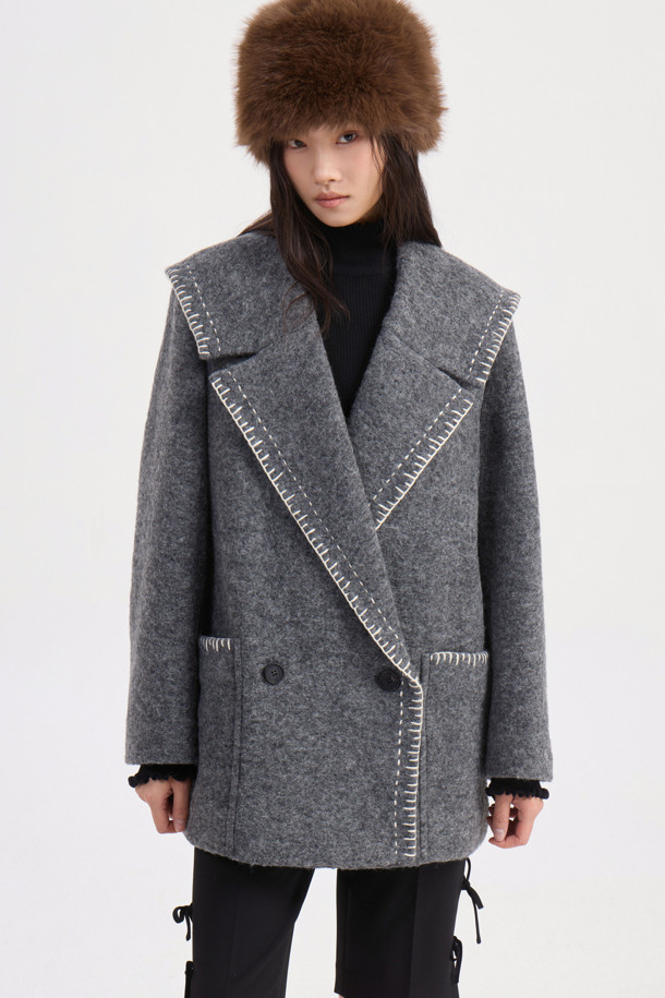 **Stitch 자수 세일러 코트 (grey)**

세련된 무드의 여성용 아우터, 스티치 자수 세일러 코트 (grey)입니다. 클래식과 캐주얼 스타일을 아우르는 디자인으로, 가을과 겨울에 따뜻하게 착용할 수 있습니다. 울 소재로 제작되어 두꺼운 두께감을 자랑하며, 하프 기장의 오버핏으로 편안한 착용감을 선사합니다. 와이드 카라와 핸드 스티치 자수 장식이 돋보이며, LUCKY 로고 패턴 안감과 이탈리아 제작으로 높은 퀄리티를 보장합니다. 출근룩, 모임룩, 데이트룩 등 다양한 TPO에 활용하여 미니멀하고 세련된 스타일을 연출해보세요.
